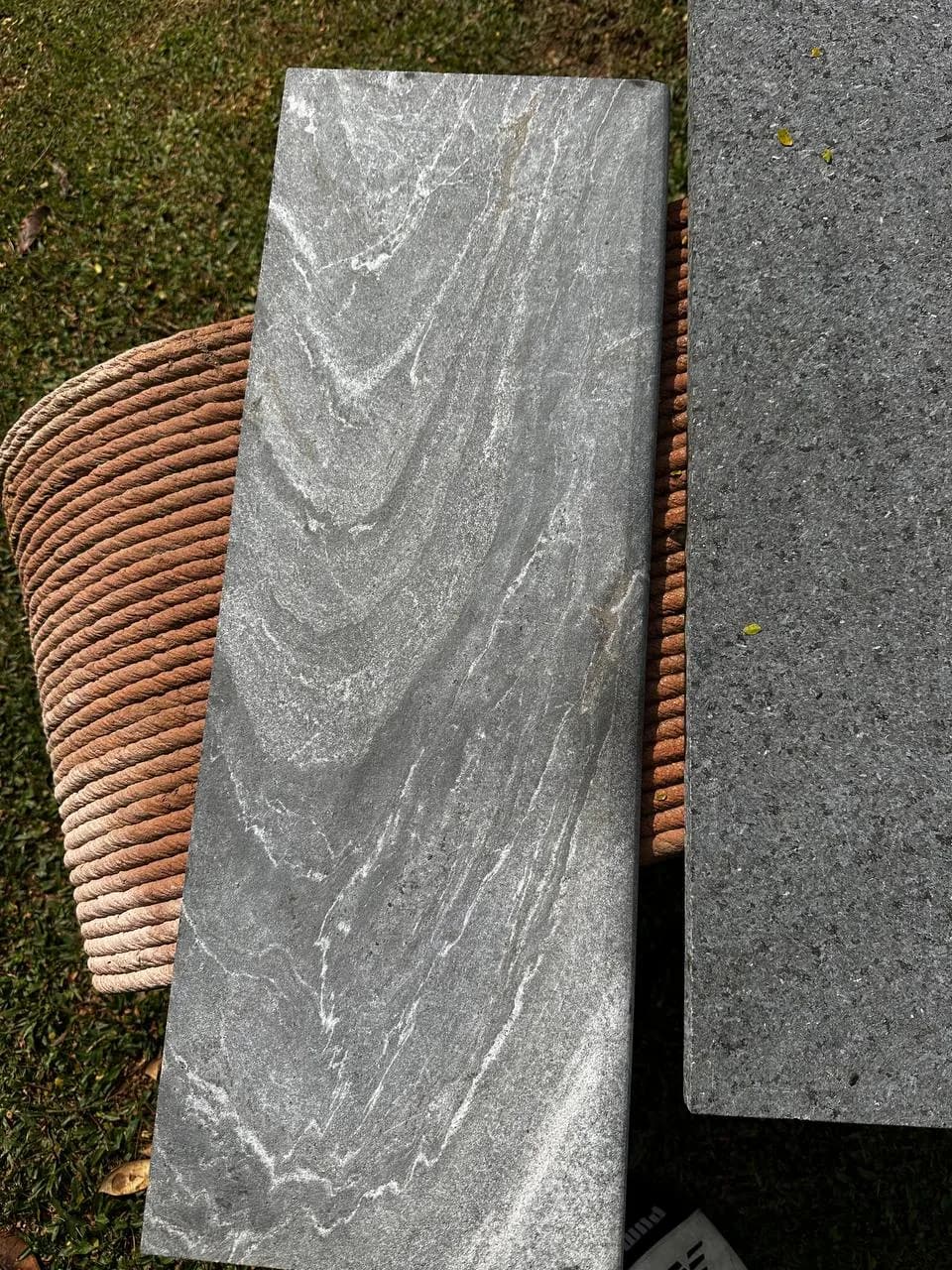 Amostras de bordas de piscina em pedra natural