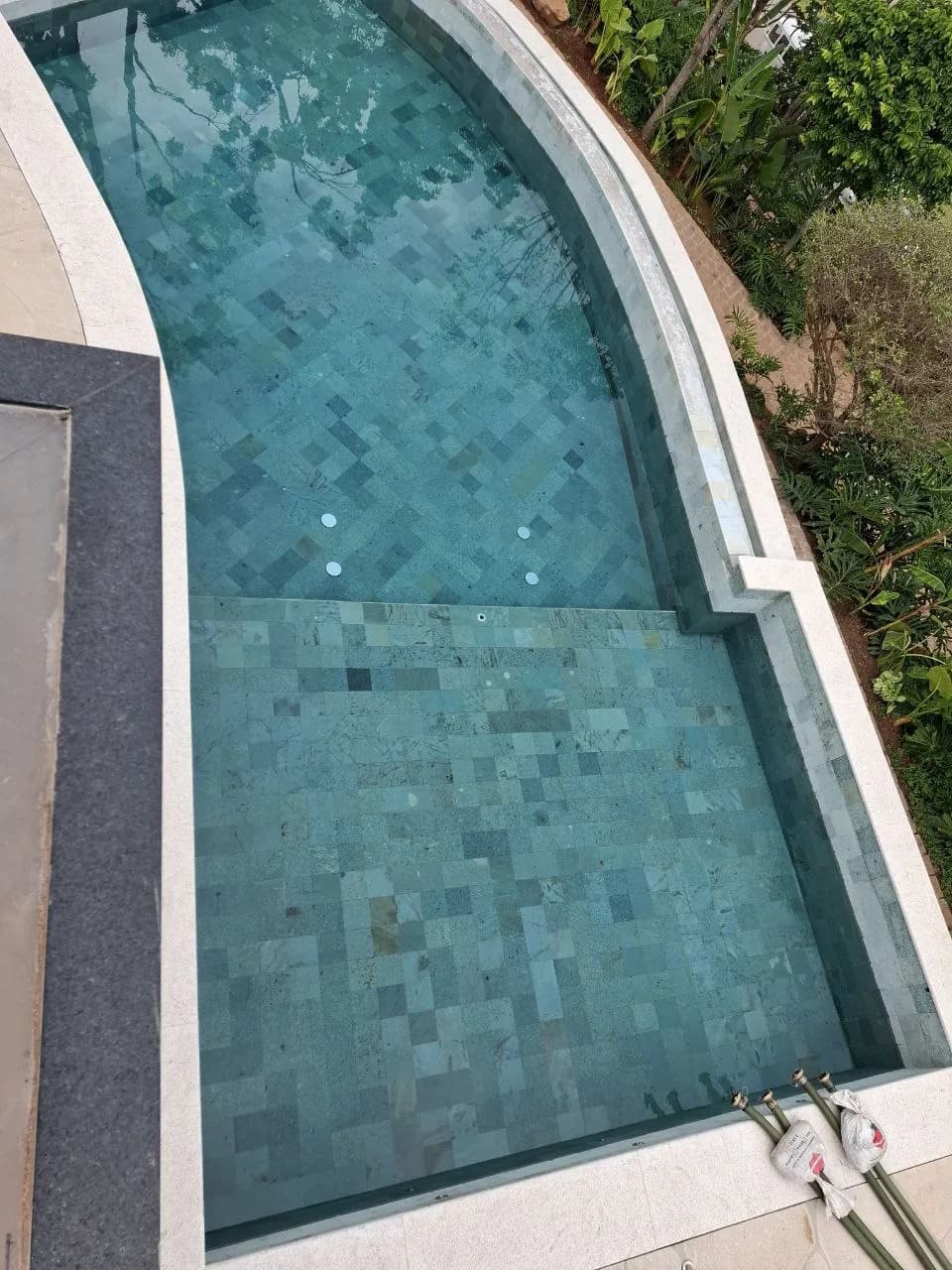 Piscina em Pedra Hijau com borda infinita