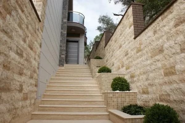 Fachada e escada em Travertino