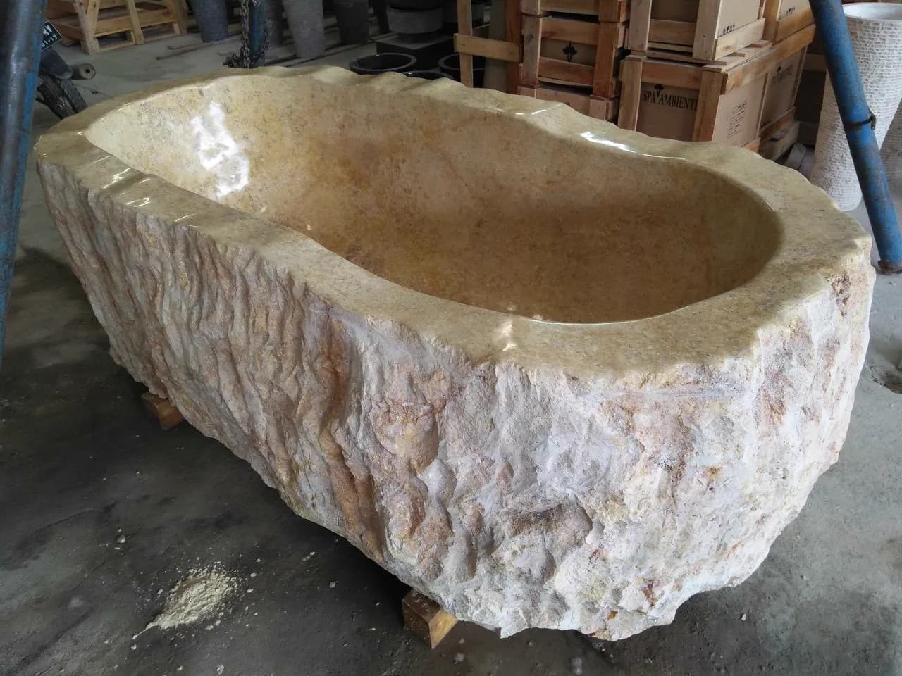 Banheira de pedra natural com exterior bruto e interior polido