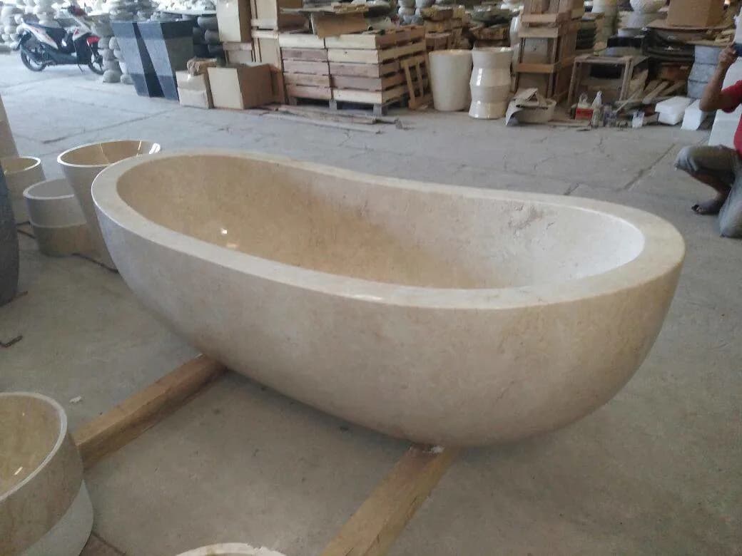 Banheira de pedra natural polida, em formato oval