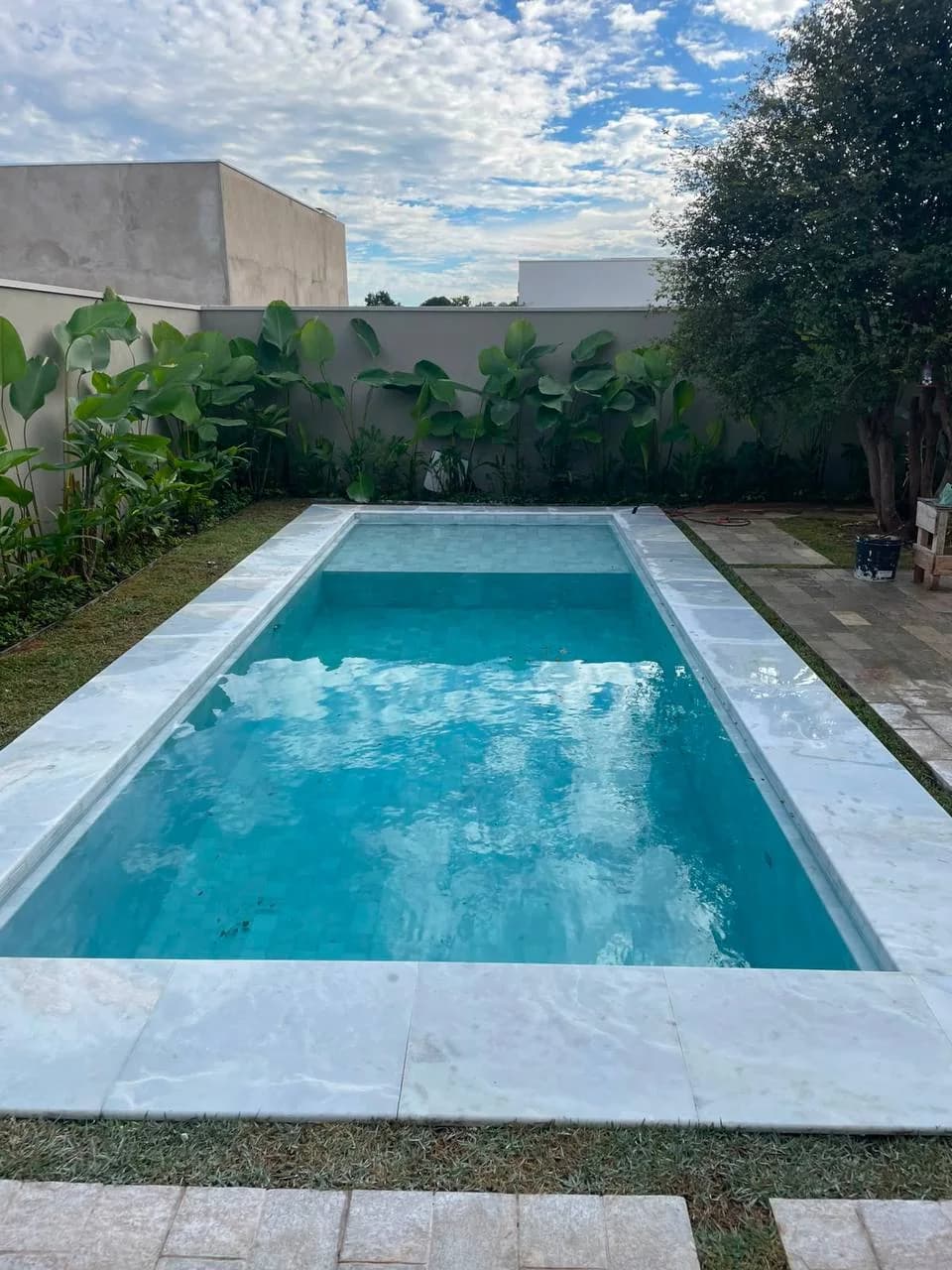 Mármore brasileiro de veios azul-turquesa que se intensificam com a profundidade da água. Elegância litorânea para piscinas e bordas.