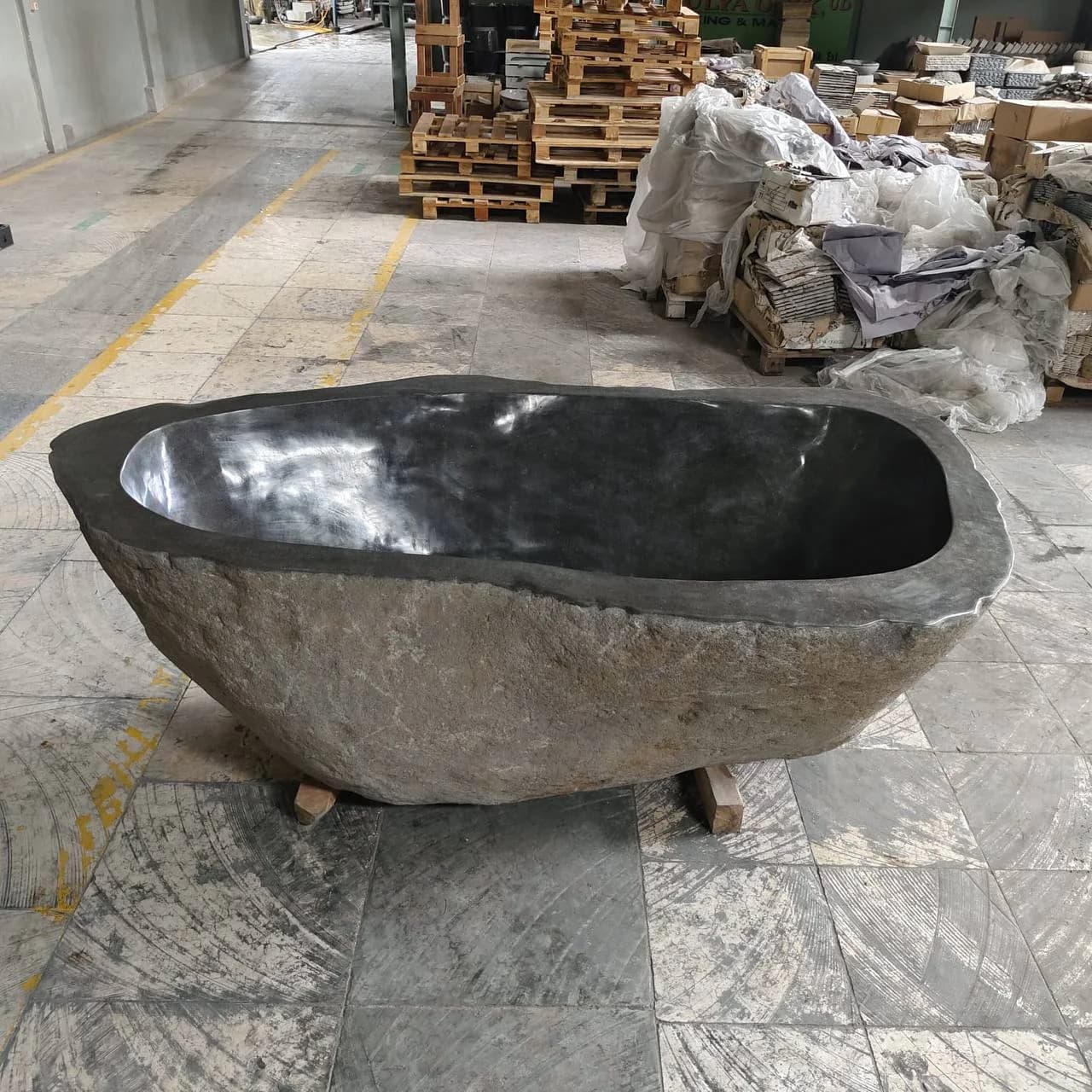 Esculpidas em blocos únicos de pedra vulcânica, com interior polido e exterior bruto. O elemento central de um banheiro-spa.