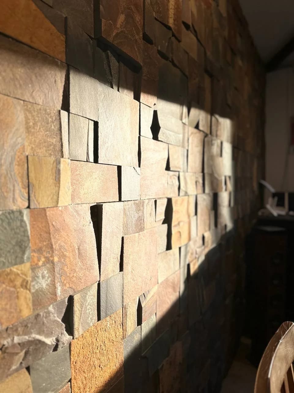 Placas teladas de 30 × 30 cm que combinam peças em tons de ferrugem e basalto. Rusticidade moderna, instalação rápida.