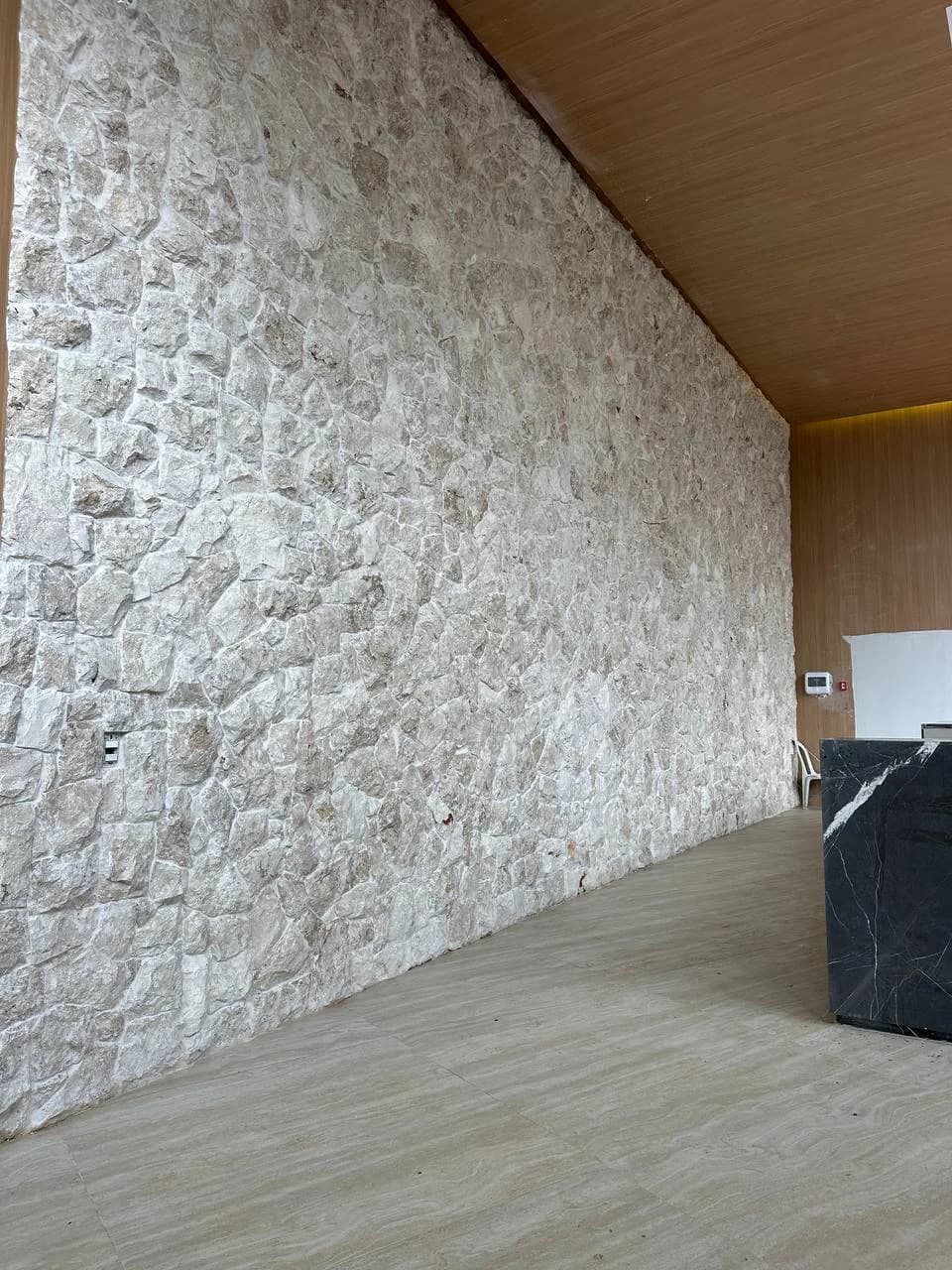 Rocha metamórfica de tons bege, cinza e champagne, com face plana de assentamento. O clássico das fachadas e áreas gourmet de alto padrão.