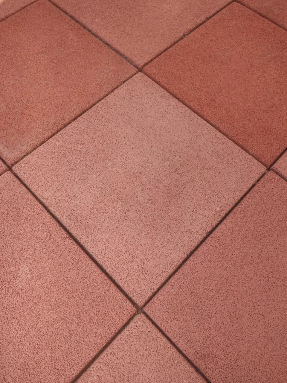 Placas de 49 × 49 cm 100% permeáveis: a água da chuva infiltra no solo em vez de empoçar. Para calçadas, garagens e pátios.