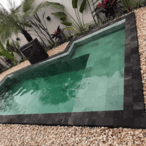 piscina com pedra hijau 20x20 cm e pedra hitam 10x10 cm na borda